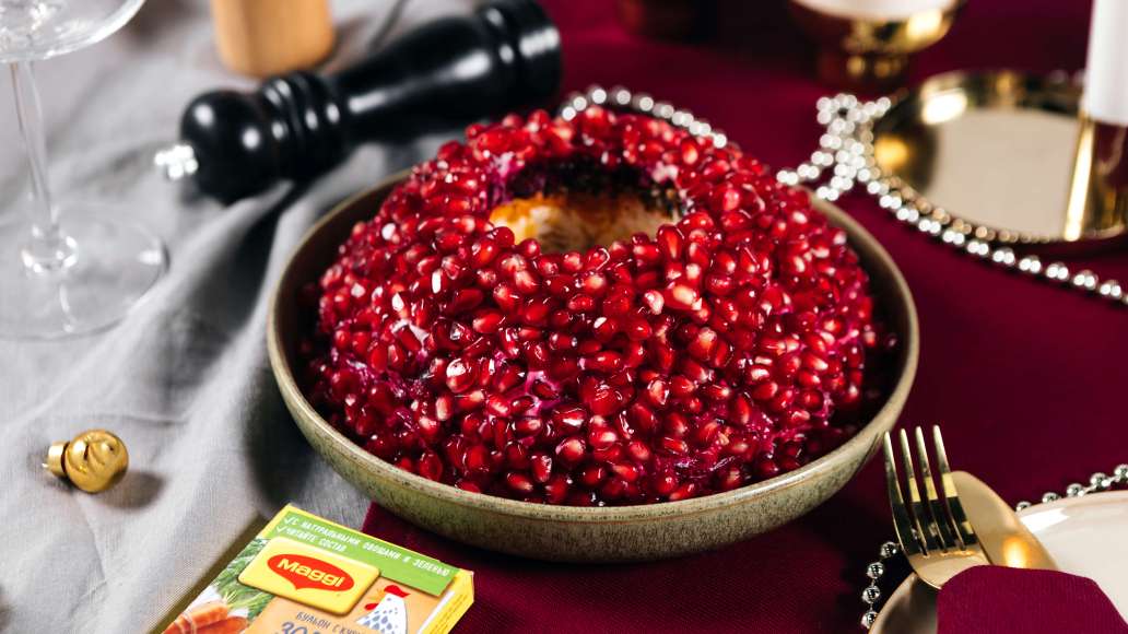 Сытный салат "гранатовый браслет" с курицей, орехами и черносливом - рецепт приготовления с фото от Maggi.ru Сытный салат "гранатовый браслет" с курицей, орехами и черносливом - рецепт приготовления с фото от Maggi.ru