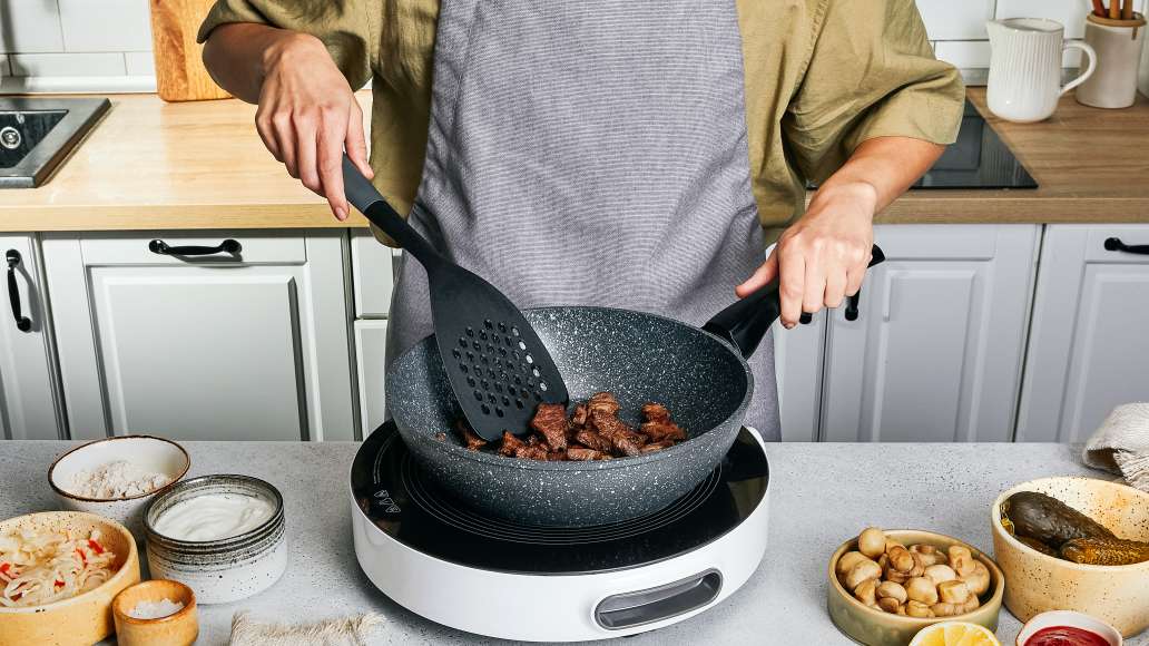 Говяжью грудинку и куриное мясо хорошо промыть, залить водой и варить на
маленьком огне до готовности мяса. Свинину промыть, нарезать небольшими
кусочками, обжарить на сковороде.