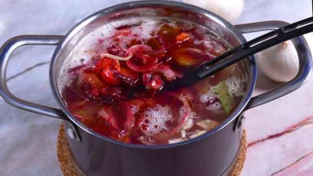 Добавьте зажарку в кастрюлю с мясом, варите 2-3 минуты, снимите с огня. Выньте лавровый лист и дайте настояться супу 30 минут. Добавьте зажарку в кастрюлю с мясом, варите 2-3 минуты, снимите с огня. Выньте лавровый лист и дайте настояться супу 30 минут.