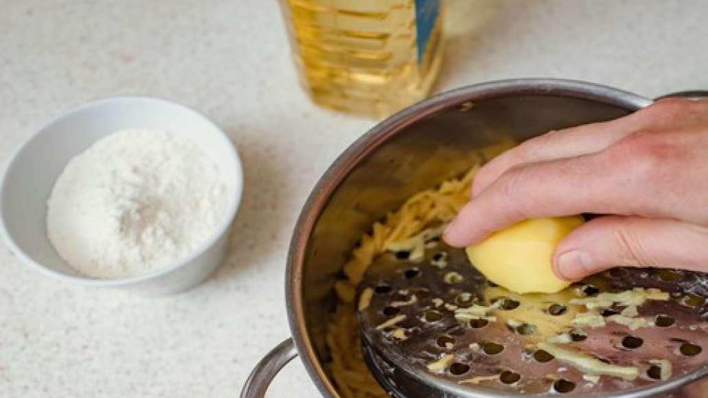 Картофель очистить от кожуры, вымыть и обсушить бумажными полотенцами. Картофель очистить от кожуры, вымыть и обсушить бумажными полотенцами.