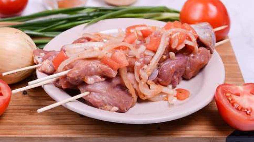 Когда мясо замаринуется, сформируйте шашлыки: нанизывайте на шампуры кусочки так, чтобы они плотно прилегали друг к другу. 