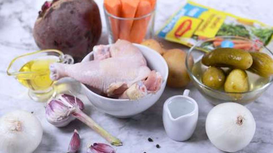 Подготовьте ингредиенты, промойте курицу. 