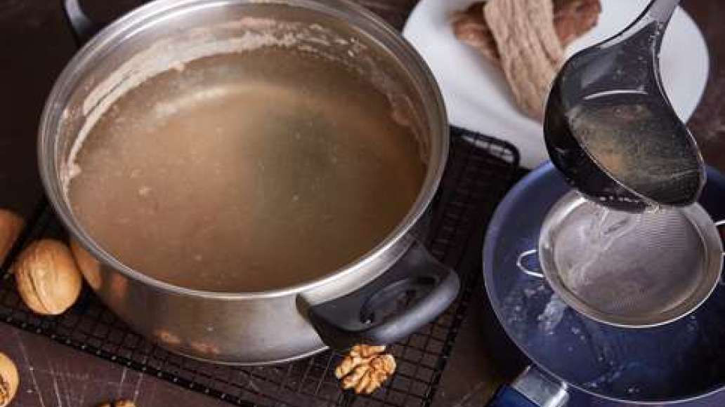 Вынуть мясо и остудить. Бульон процедить через частое сито.