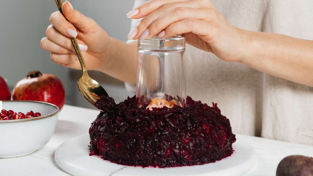 Сверху распределить слой мяса, слой яиц и смазать майонезом. Добавить слой моркови, смазать майонезом. Добавить слой свёклы и смазать майонезом. Сверху распределить слой мяса, слой яиц и смазать майонезом. Добавить слой моркови, смазать майонезом. Добавить слой свёклы и смазать майонезом.
