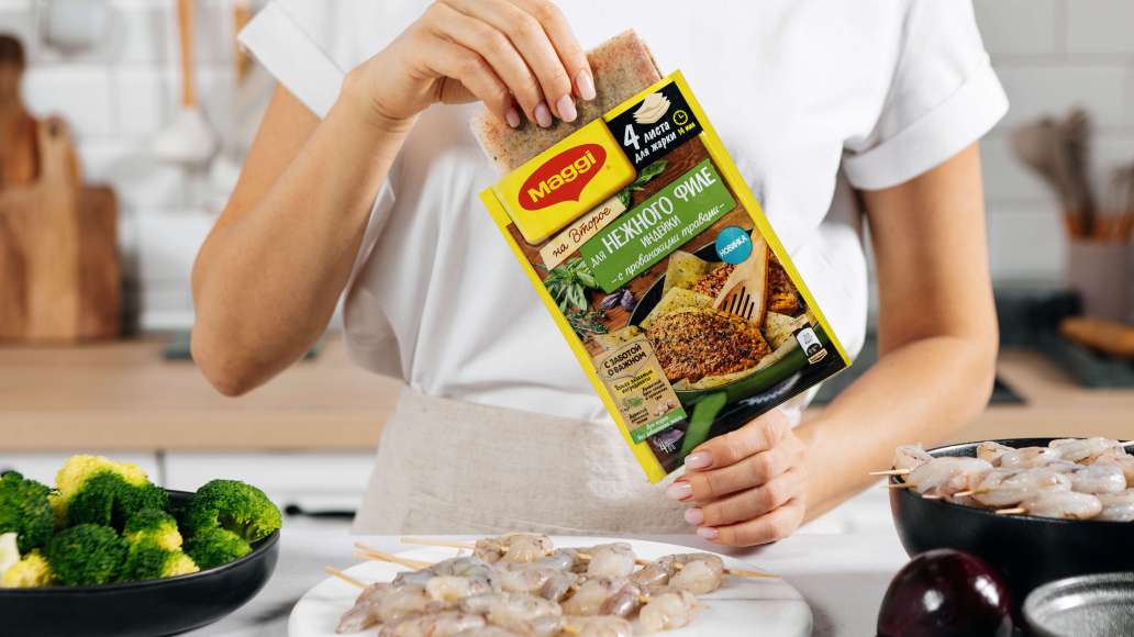 Выложить креветки на шпажках на одну половину листов для жарки MAGGI® НА ВТОРОЕ для нежного филе индейки с прованскими травами, накрыть второй половиной и слегка прижать завёрнутые креветки рукой.
Выложить креветки на шпажках на одну половину листов для жарки MAGGI® НА ВТОРОЕ для нежного филе индейки с прованскими травами, накрыть второй половиной и слегка прижать завёрнутые креветки рукой.