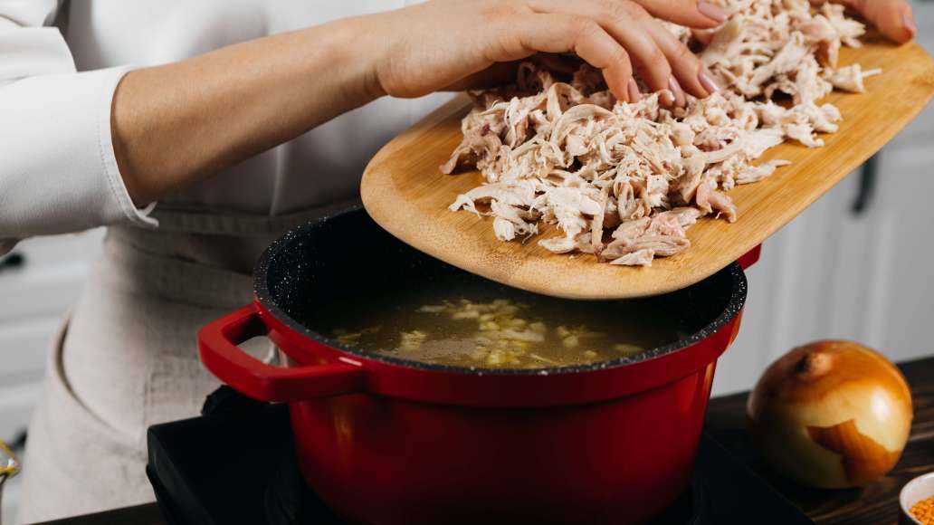 Добавить в суп мясо, снять с огня и дать настояться под крышкой в течение 10 минут. Подавать горячим с измельчённой ароматной свежей зеленью и сметаной.