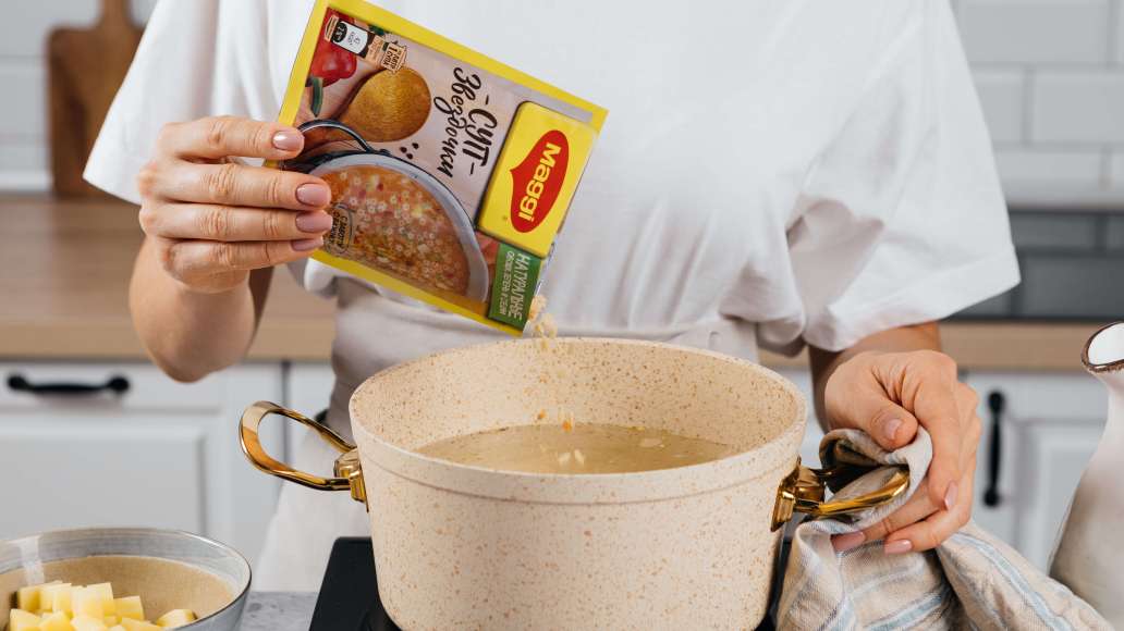 Довести до кипения воду и постепенно высыпать содержимое пачки MAGGI® Суп Звездочки. Довести до кипения воду и постепенно высыпать содержимое пачки MAGGI® Суп Звездочки.