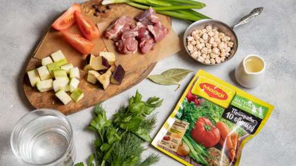 Баранину вымыть, обсушить и нарезать мелкими кубиками. Картофель очистить и нарезать средними кубиками. Нут сварить и слить отвар. Баклажан и кабачок нарезать средними кубиками. Помидор нарезать дольками. Баранину вымыть, обсушить и нарезать мелкими кубиками. Картофель очистить и нарезать средними кубиками. Нут сварить и слить отвар. Баклажан и кабачок нарезать средними кубиками. Помидор нарезать дольками.