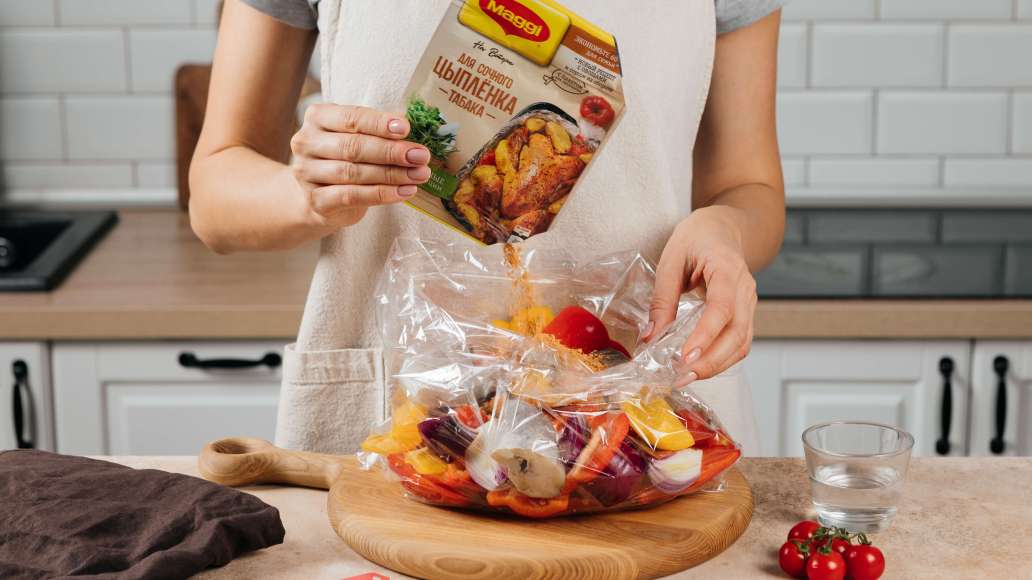 Добавить к овощам и рыбе воду и содержимое MAGGI® НА ВТОРОЕ для сочного цыпленка табака.