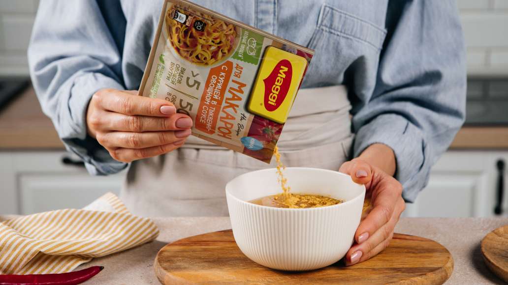 MAGGI® На Второе для макарон с курицей в тыквенно-овощном соусе развести в воде.