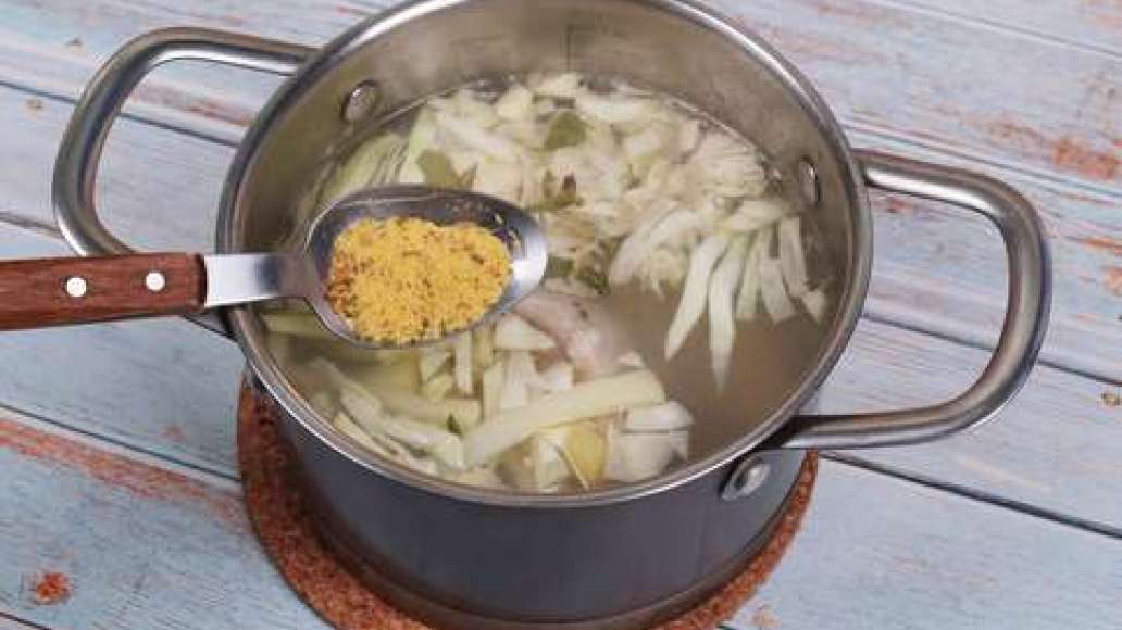 Нарежьте картофель кубиками и добавьте в готовый мясной бульон вместе с MAGGI® Приправа универсальная Букет приправ. Варите 7-10 минут, затем нашинкуйте капусту и добавьте в кастрюлю. Варите 15 минут, потом добавьте зажарку. Перемешайте, варите ещё 10 мин Нарежьте картофель кубиками и добавьте в готовый мясной бульон вместе с MAGGI® Приправа универсальная Букет приправ. Варите 7-10 минут, затем нашинкуйте капусту и добавьте в кастрюлю. Варите 15 минут, потом добавьте зажарку. Перемешайте, варите ещё 10 мин