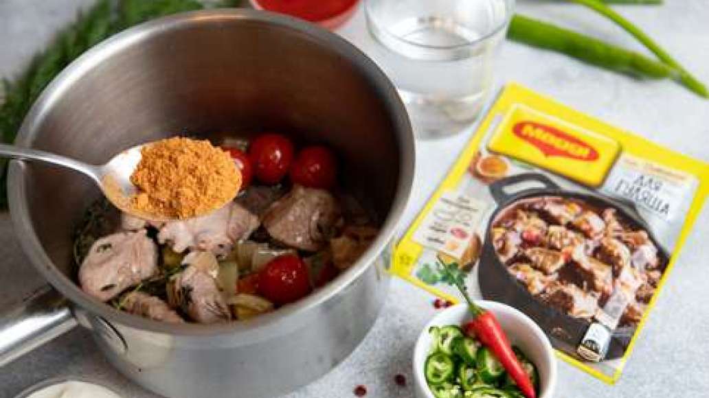 Добавить MAGGI® НА ВТОРОЕ для гуляша, воду, острый перец, нарезанный колечками, помидоры в собственном соку и сметану. Тушить до готовности. Добавить MAGGI® НА ВТОРОЕ для гуляша, воду, острый перец, нарезанный колечками, помидоры в собственном соку и сметану. Тушить до готовности.