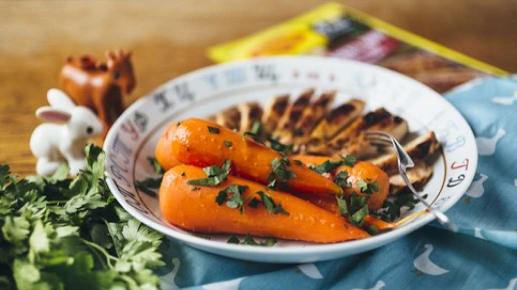 Тёплую куриную грудку нарезать кусочками. Подавать нежную грудку с глазированной морковью. Приятного аппетита! Тёплую куриную грудку нарезать кусочками. Подавать нежную грудку с глазированной морковью. Приятного аппетита!