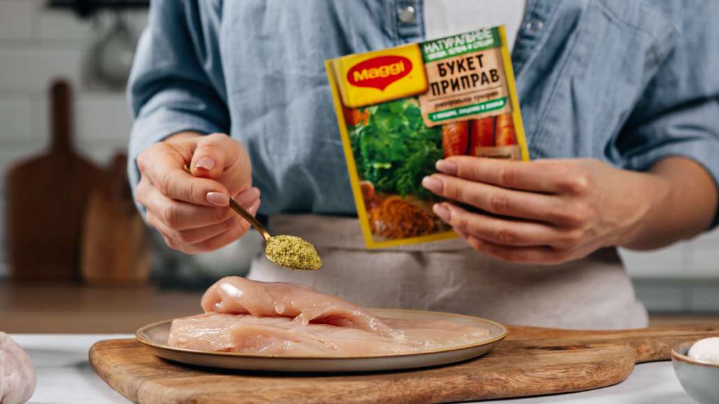 Духовку разогреть до 200 °C. Филе со всех сторон равномерно натереть MAGGI® Приправа универсальная Букет приправ. Переложить на отрезы фольги, сверху каждого филе выложить по 1 ч. л. сливочного масла и по 2 веточки тимьяна.