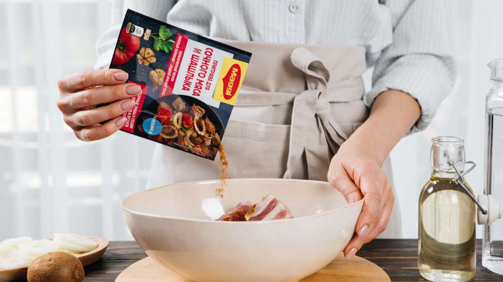 Добавить к мясу MAGGI® Приправу для сочного мяса и шашлыка, воду и лук, разобранный на отдельные колечки. Тщательно перемешать. Мариновать 3 часа в холодильнике. Добавить к мясу MAGGI® Приправу для сочного мяса и шашлыка, воду и лук, разобранный на отдельные колечки. Тщательно перемешать. Мариновать 3 часа в холодильнике.