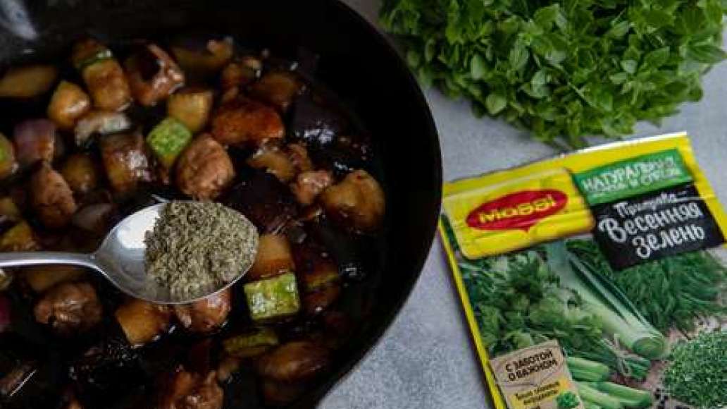 Куриную грудку, баклажаны, кабачки и лук нарезать кубиками. Разогреть в большой сковородке растительное масло и жарить курицу 5 минут. Добавить овощи и жарить до готовности. Соединить кунжутное масло с чесноком, имбирем, соевым соусом, добавить MAGGI® При Куриную грудку, баклажаны, кабачки и лук нарезать кубиками. Разогреть в большой сковородке растительное масло и жарить курицу 5 минут. Добавить овощи и жарить до готовности. Соединить кунжутное масло с чесноком, имбирем, соевым соусом, добавить MAGGI® При