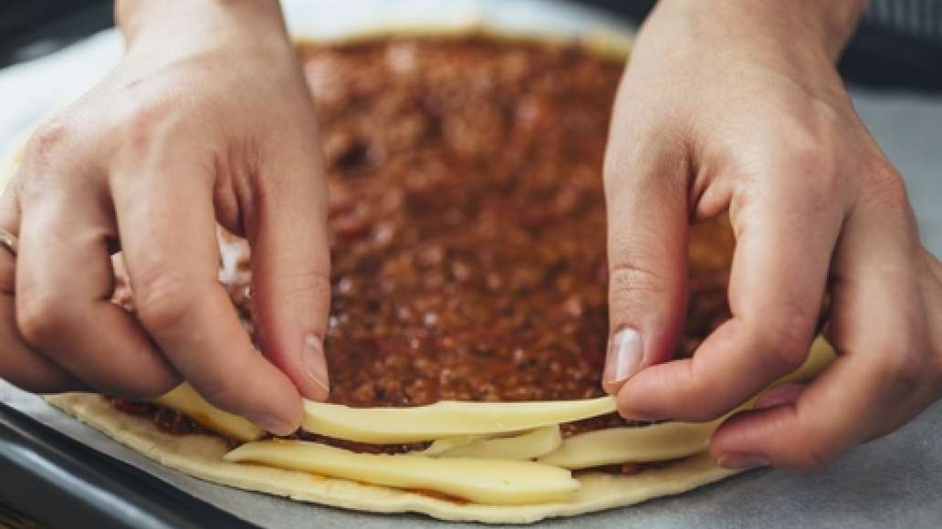 Часть сыра нарезать тонкими полосочками и положить по краям.
Часть сыра нарезать тонкими полосочками и положить по краям.