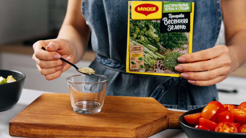 В отдельной ёмкости смешать MAGGI® Приправа Весенняя зелень с горячей водой, оставить на три минуты. В отдельной ёмкости смешать MAGGI® Приправа Весенняя зелень с горячей водой, оставить на три минуты.