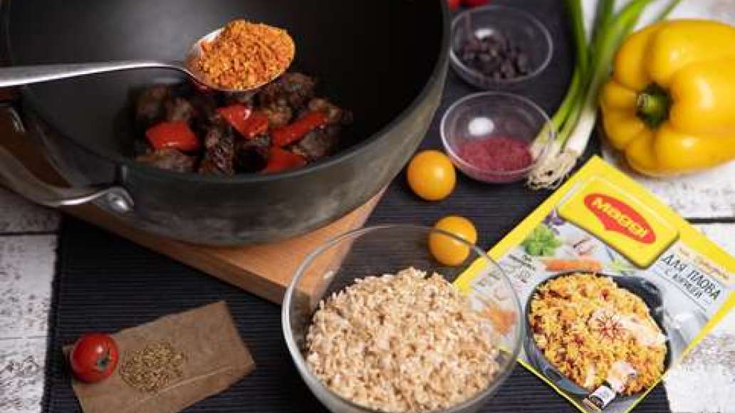 Налить в казан растительное масло и разогреть. Положить мясо и обжаривать в течение 5 минут. Добавить перец, помидоры, положить рис и MAGGI® НА ВТОРОЕ для плова с курицей. 