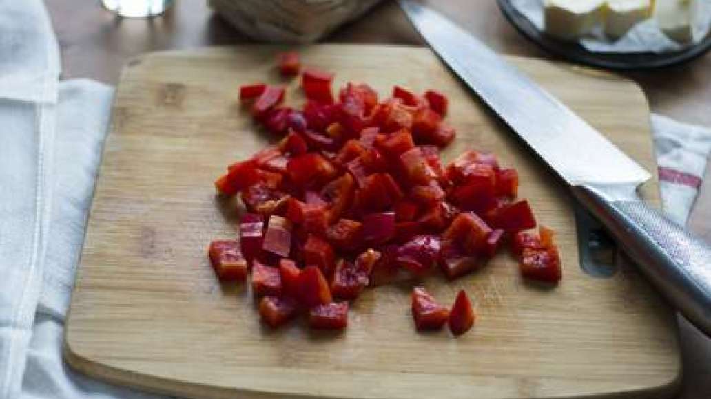 Нарежьте перец средними кубиками. Нарежьте перец средними кубиками.