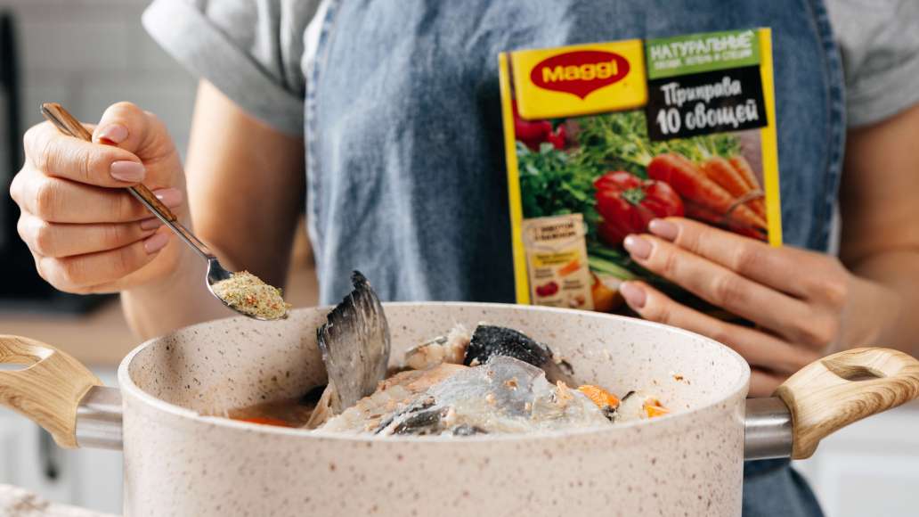 Вынуть куски рыбы с мясом, головы с хвостами оставить вариться на умеренном огне. Отделить кусочки мяса от хребта и кожи, последние вернуть в бульон, мясо отставить в сторону. Добавить в бульон MAGGI® Приправа 10 овощей и варить 40 минут на слабом огне. Вынуть куски рыбы с мясом, головы с хвостами оставить вариться на умеренном огне. Отделить кусочки мяса от хребта и кожи, последние вернуть в бульон, мясо отставить в сторону. Добавить в бульон MAGGI® Приправа 10 овощей и варить 40 минут на слабом огне.
