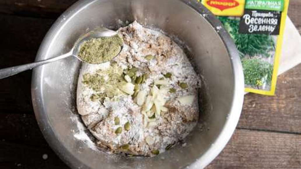 Соединить в миске муку, воду и дрожжи, добавить MAGGI® Приправа Весенняя зелень, оливковое масло, соль и оставшийся сахар и замесить плотное тесто. Накрыть крышкой и оставить для подъема на 20 минут в сухом и теплом месте. Обмять тесто, добавить чеснок и 
