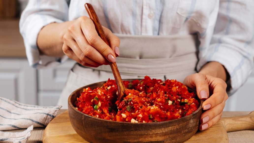Перцы с чесноком пропустить через мясорубку. Добавить в овощную массу приправу и уксус. Тщательно перемешать, попробовать на вкус и при необходимости добавить дополнительное количество сахара и соли. Перцы с чесноком пропустить через мясорубку. Добавить в овощную массу приправу и уксус. Тщательно перемешать, попробовать на вкус и при необходимости добавить дополнительное количество сахара и соли.