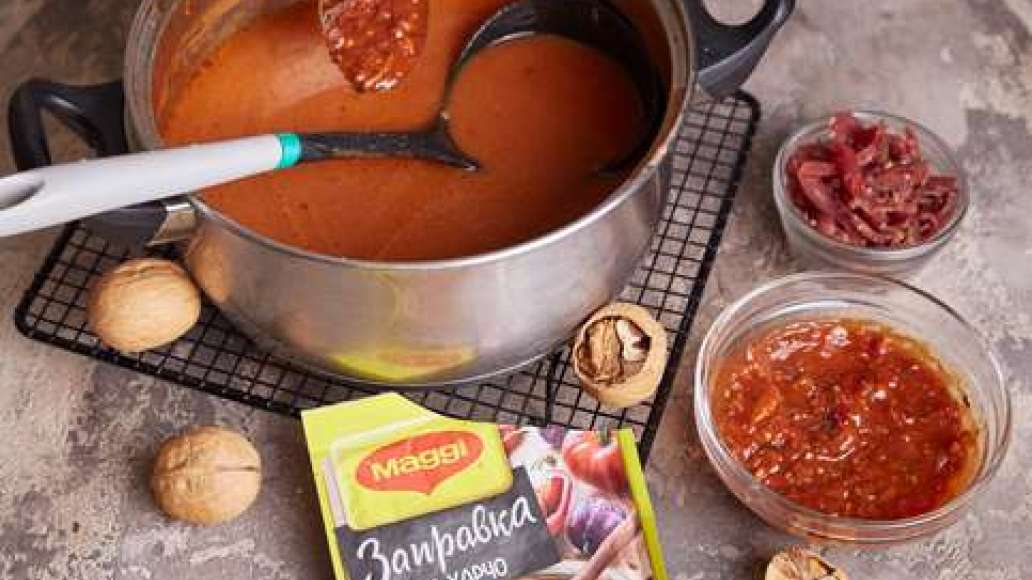 Вскипятить воду, положить рис и вяленую говядину, добавить MAGGI® Заправка для харчо и варить 10-15 минут, постоянно помешивая. Вскипятить воду, положить рис и вяленую говядину, добавить MAGGI® Заправка для харчо и варить 10-15 минут, постоянно помешивая.