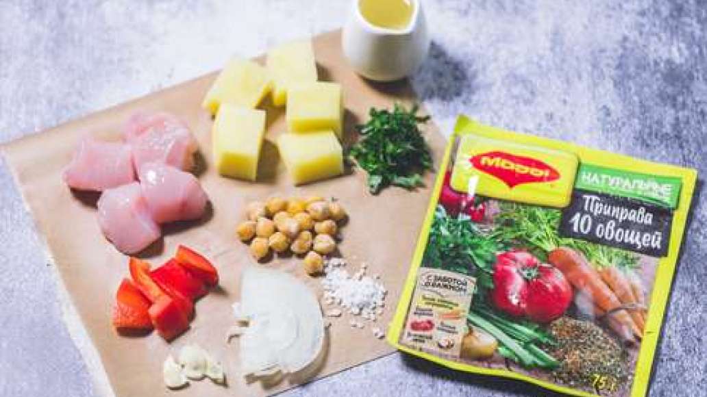 Нут отварить предварительно. Курицу нарезать крупными кусочками. Нарезать  картофель крупным кубиком и посолить.  Лук нарезать полукольцами, чеснок нарезать пластинками. Болгарский перец нарезать кубиком. Зелень мелко нарезать. 