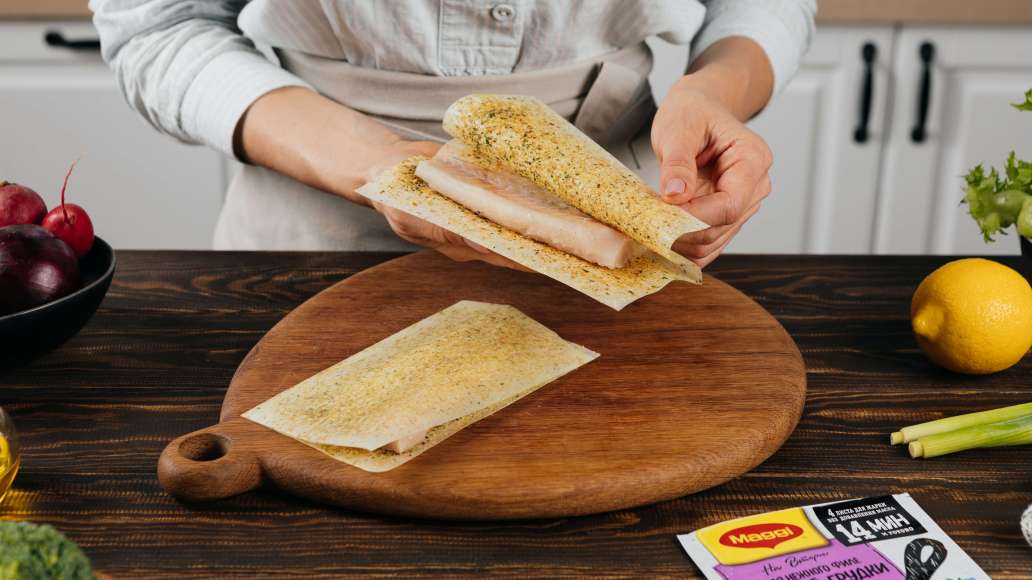 Уложить рыбу на раскрытые листы MAGGI® На второе для нежного филе куриной грудки с чесноком и травами. Накрыть сверху свободными половинками листов. Уложить рыбу на раскрытые листы MAGGI® На второе для нежного филе куриной грудки с чесноком и травами. Накрыть сверху свободными половинками листов.