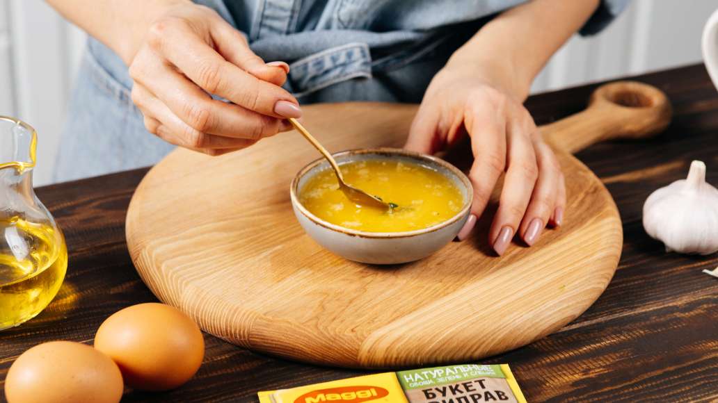 Удалить чеснок, тимьян, добавить в горячее масло MAGGI® Приправу универсальную Букет приправ, перемешать и оставить на три минуты. Подавать блины с ароматным теплым маслом. Удалить чеснок, тимьян, добавить в горячее масло MAGGI® Приправу универсальную Букет приправ, перемешать и оставить на три минуты. Подавать блины с ароматным теплым маслом.