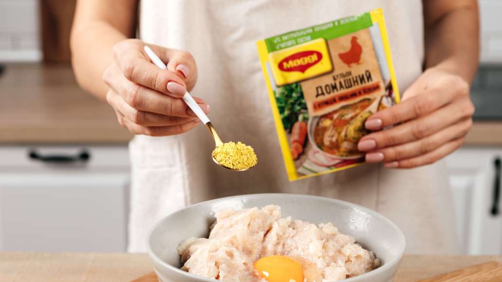Добавить в фарш желток сырого яйца и MAGGI® Бульон домашний с курицей. Перемешать фарш до равномерности и отбить о дно миски, чтобы фарш стал более вязким. Добавить в фарш желток сырого яйца и MAGGI® Бульон домашний с курицей. Перемешать фарш до равномерности и отбить о дно миски, чтобы фарш стал более вязким.