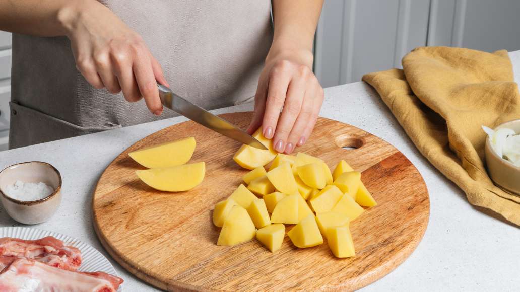 Картофель и лук промыть и очистить. Картофель порезать традиционными
дольками, а лук тонкими перышками. Разогреть духовку до 200 градусов. Картофель и лук промыть и очистить. Картофель порезать традиционными
дольками, а лук тонкими перышками. Разогреть духовку до 200 градусов.