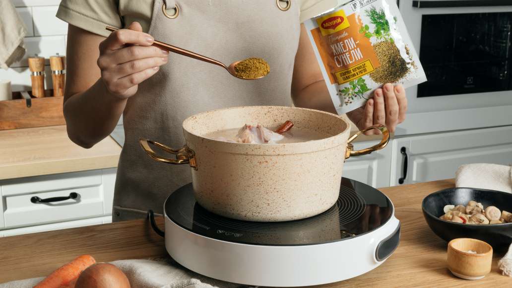 Добавить коричные палочки и MAGGI® Хмели-сунели. Варить 20 мин. Добавить коричные палочки и MAGGI® Хмели-сунели. Варить 20 мин.