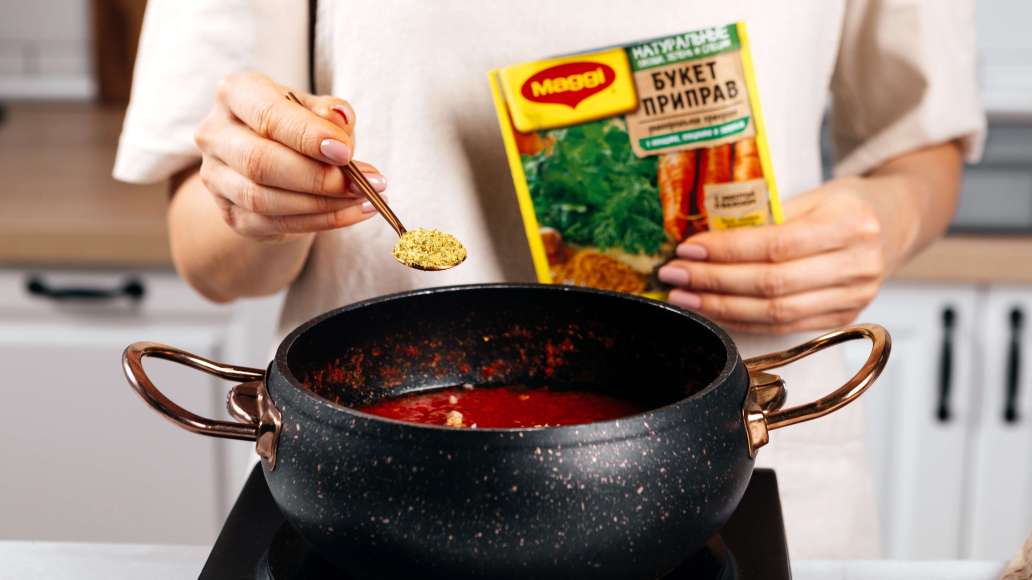 Добавить MAGGI® Приправу универсальную Букет приправ. Тщательно перемешать и варить еще 5 минут. Попробовать на вкус и при необходимости добавить дополнительное количество сахара и соли.