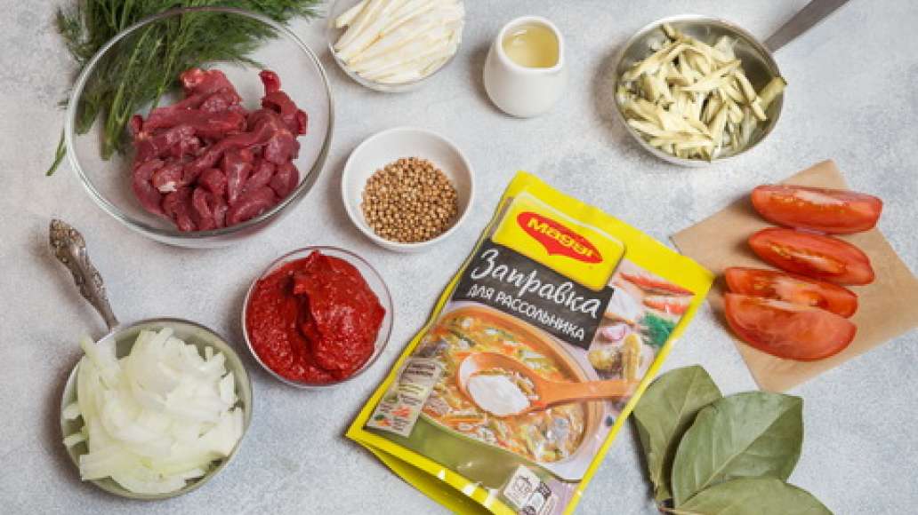 Нарезать мясо соломкой. Помидоры нарезать дольками. Сельдерей корень и лук нарезать соломкой. Картофель нарезать соломкой. Укроп измельчить. Стебель сельдерея нарезать тонкой соломкой.