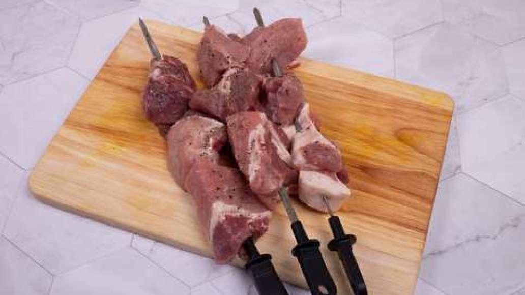 Насадите мясо на шампуры или выложите на решетку, посолите. Насадите мясо на шампуры или выложите на решетку, посолите.