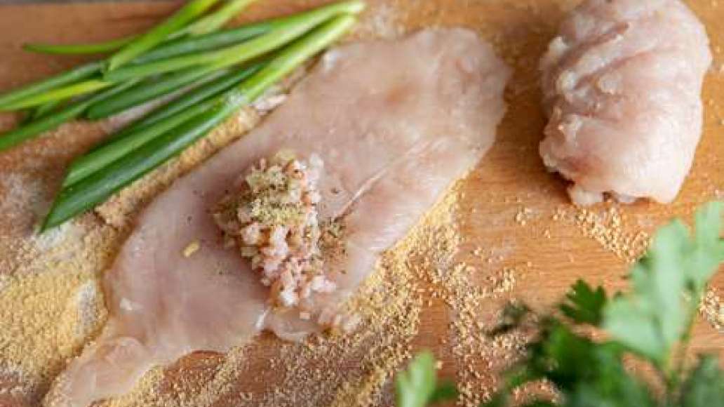 Подготовленные куриные грудки смазать яйцом, на середину каждой положить начинку из бекона, свернуть рулетом, при необходимости сколоть деревянной зубочисткой. Обвалять в панировочных сухарях. Противень застелить пергаментной бумагой и разложить зразы. См Подготовленные куриные грудки смазать яйцом, на середину каждой положить начинку из бекона, свернуть рулетом, при необходимости сколоть деревянной зубочисткой. Обвалять в панировочных сухарях. Противень застелить пергаментной бумагой и разложить зразы. См