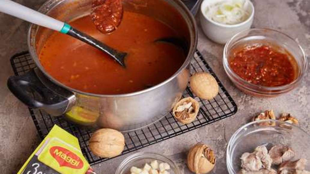 Довести бульон до кипения, положить рис и варить 10-15 минут. Добавить MAGGI® Заправка для харчо, яблоки, лук порей и подготовленную свинину, аккуратно перемешать и готовить еще 5 минут.