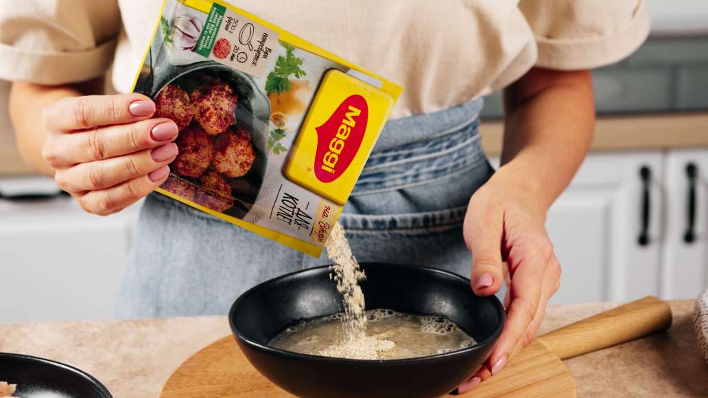 Содержимое пакетика MAGGI® НА ВТОРОЕ для котлет развести теплой водой и дать настояться 2 минуты.