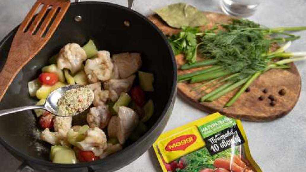 В казане разогреть растительное масло и обжарить курицу. Добавить цветную капусту, болгарский перец, баклажаны, сельдерей и целые помидоры черри, готовить 15 минут, постоянно помешивая. Влить воду, добавить MAGGI® Приправа 10 овощей, готовить под крышкой В казане разогреть растительное масло и обжарить курицу. Добавить цветную капусту, болгарский перец, баклажаны, сельдерей и целые помидоры черри, готовить 15 минут, постоянно помешивая. Влить воду, добавить MAGGI® Приправа 10 овощей, готовить под крышкой