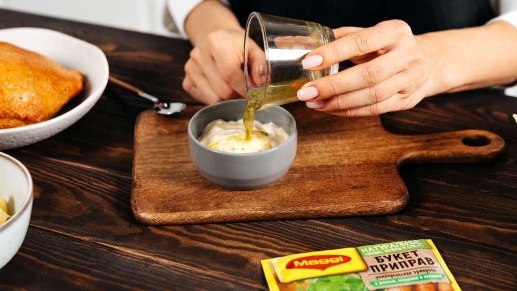 В небольшой ёмкости смешать MAGGI® Приправа универсальная Букет приправ с горячей водой и оставить на 3 минуты. Добавить лёгкий майонез и перемешать.
В небольшой ёмкости смешать MAGGI® Приправа универсальная Букет приправ с горячей водой и оставить на 3 минуты. Добавить лёгкий майонез и перемешать.