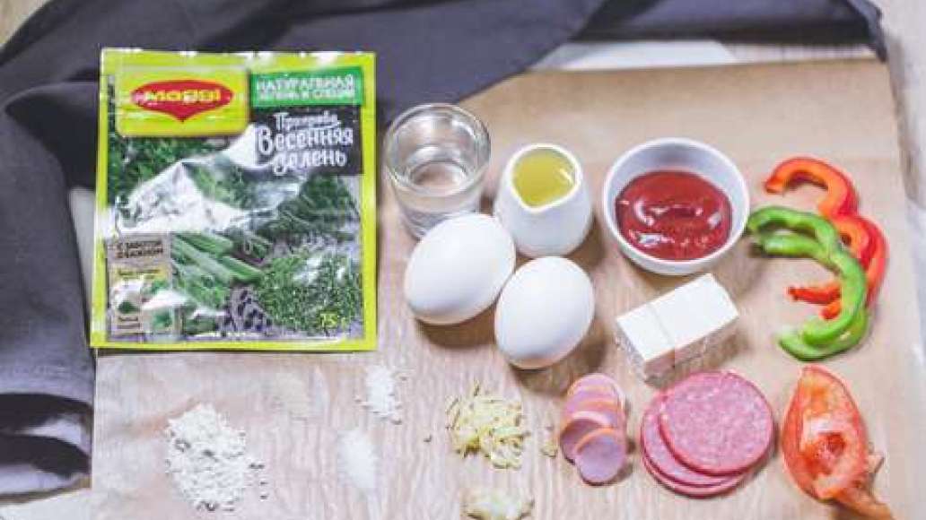Помидоры нарезать колечками. Сосиски нарезать колечками. Колбасу нарезать колечками. Перец нарезать полукольцами. Сыр твердый и сыр брынзу натереть на терке (брынзу можно нарезать кубиком). Помидоры нарезать колечками. Сосиски нарезать колечками. Колбасу нарезать колечками. Перец нарезать полукольцами. Сыр твердый и сыр брынзу натереть на терке (брынзу можно нарезать кубиком).