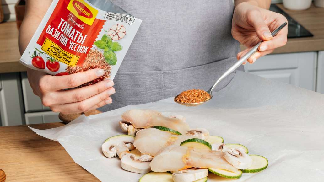 Добавить столовую ложку MAGGI® Томаты, Базилик, Чеснок, цедру и
петрушку.
