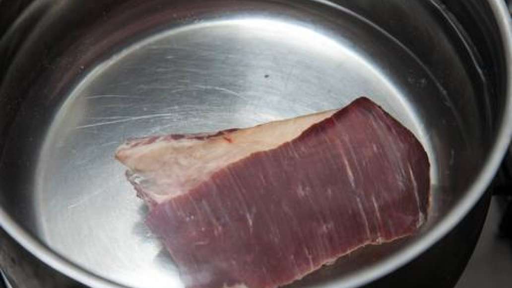 Подготовить ингредиенты. Опустить мясо в холодную воду и сварить бульон (около 2-3 часов, пока мясо не станет мягким и не станет легко сниматься с костей). Бульона должно получиться около 2-2,5 литров. Из готового бульона достать мясо и нарезать кусочками Подготовить ингредиенты. Опустить мясо в холодную воду и сварить бульон (около 2-3 часов, пока мясо не станет мягким и не станет легко сниматься с костей). Бульона должно получиться около 2-2,5 литров. Из готового бульона достать мясо и нарезать кусочками