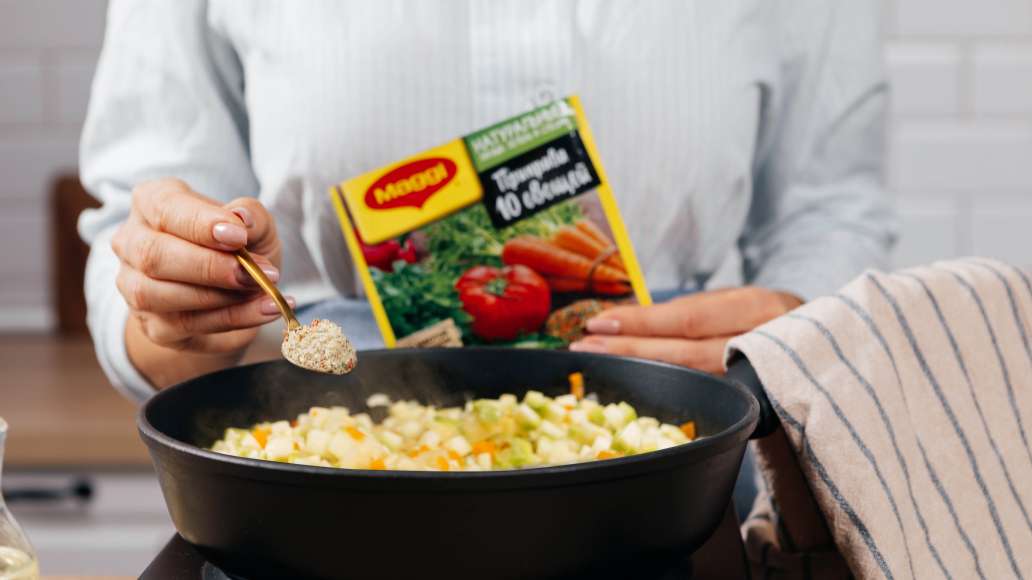 За 5 минут до готовности добавить MAGGI® Приправу Весенняя зелень и перемешать. Снять с огня, пюрировать блендером (по желанию). За 5 минут до готовности добавить MAGGI® Приправу Весенняя зелень и перемешать. Снять с огня, пюрировать блендером (по желанию).