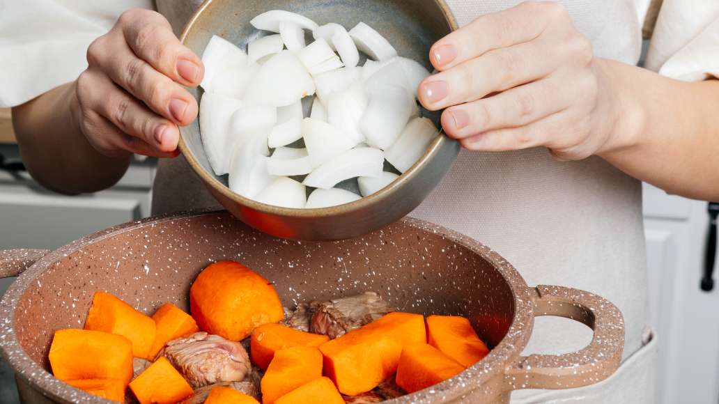 Выложить к мясу лук и морковь. Обжаривать до мягкости овощей. Выложить к мясу лук и морковь. Обжаривать до мягкости овощей.