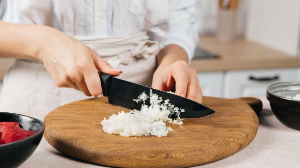 Лук почистить и нарезать мелкими кубиками.