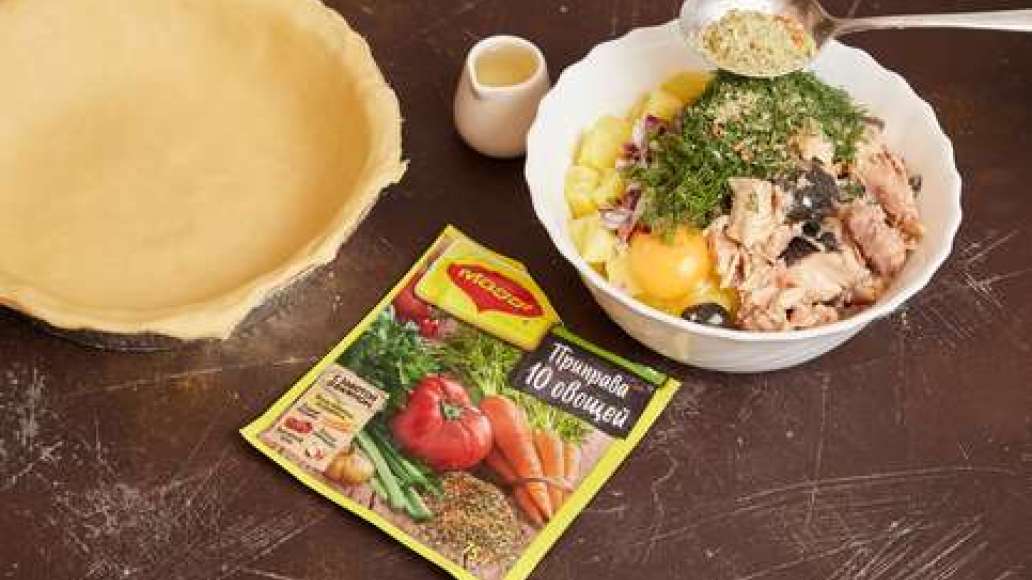 Отварной картофель нарезать кубиками. Красный лук также нарезать кубиками. Рыбу вынуть из банки и размять вилкой. Соединить все компоненты начинки, добавить MAGGI® Приправа 10 овощей и сырые яйца и тщательно перемешать. Смазать форму для выпечки маслом, п Отварной картофель нарезать кубиками. Красный лук также нарезать кубиками. Рыбу вынуть из банки и размять вилкой. Соединить все компоненты начинки, добавить MAGGI® Приправа 10 овощей и сырые яйца и тщательно перемешать. Смазать форму для выпечки маслом, п
