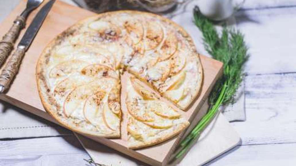 Готовую пиццу нарезать на кусочки, при желании посыпать свежей зеленью мяты. Готовую пиццу нарезать на кусочки, при желании посыпать свежей зеленью мяты.